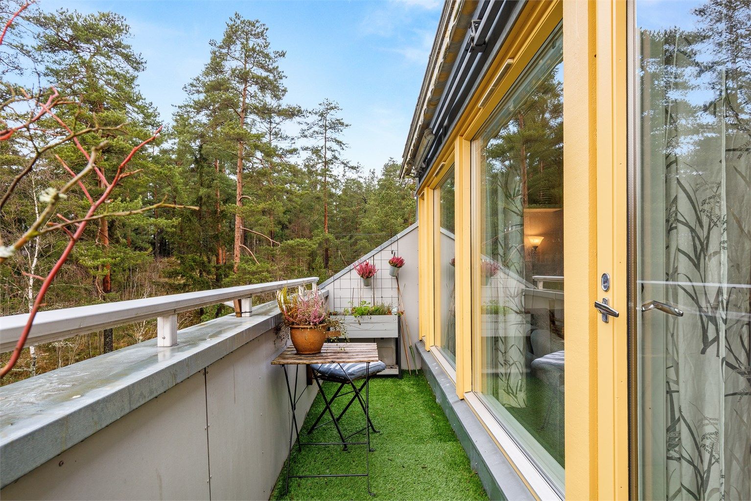 Balkongen er vestvendt og ca 5 kvm - fritt utsyn mot skogen Foto: Fotofirma Oh Shots