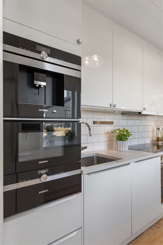 Høyskap med innebygde hvitevarer.