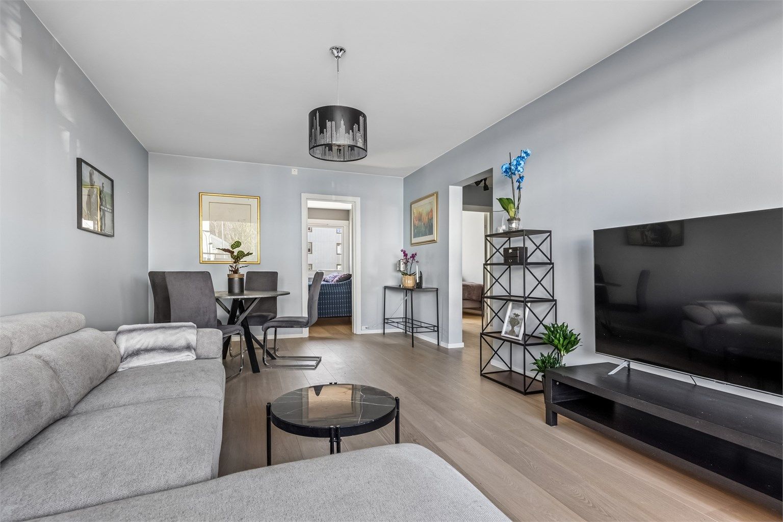 Stuen er romslig og lett å møblere, med plass til både sofagruppe og spisebord.