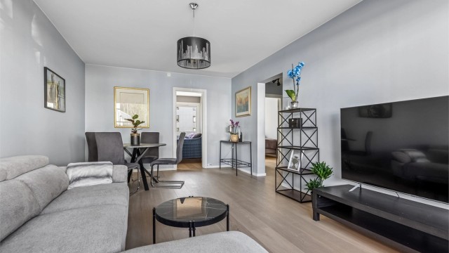 Stuen er romslig og lett å møblere, med plass til både sofagruppe og spisebord.