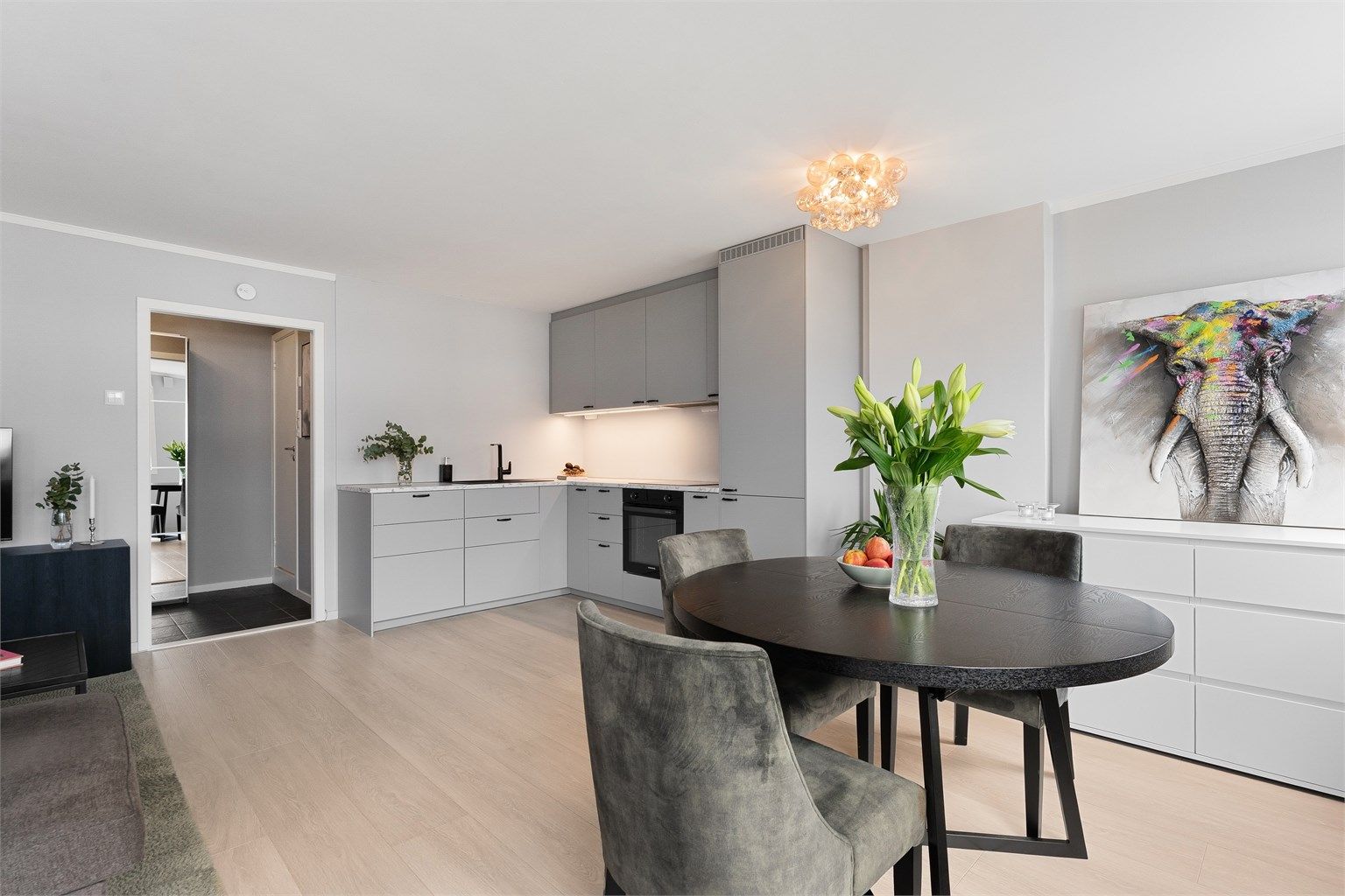 En helhetlig og arealeffektiv sone for matlaging, måltider og avslapning.