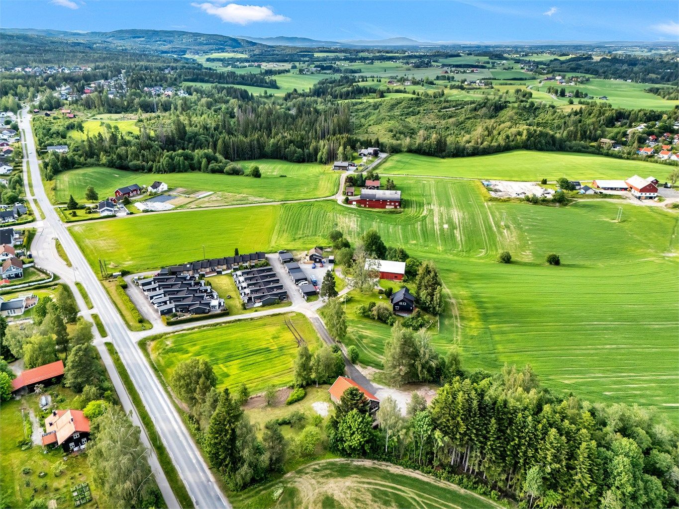 Eiendommen ligger i naturskjønne omgivelser Gjerdrum kommune, midt i hjertet av Viken fylke. Landlig og svært barnevennlig, likevel sentralt i forhold til Oslo, Lillestrøm, Jessheim og Oslo Lufthavn Gardermoen. 