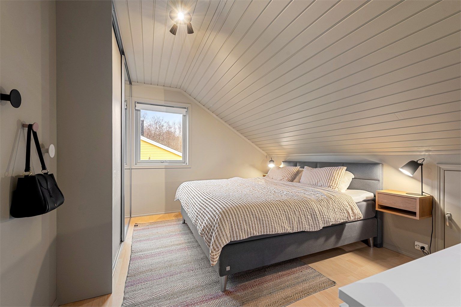 Hovedsoverommet i loftsetasjen har en romslig skyvedørsgarderobe.