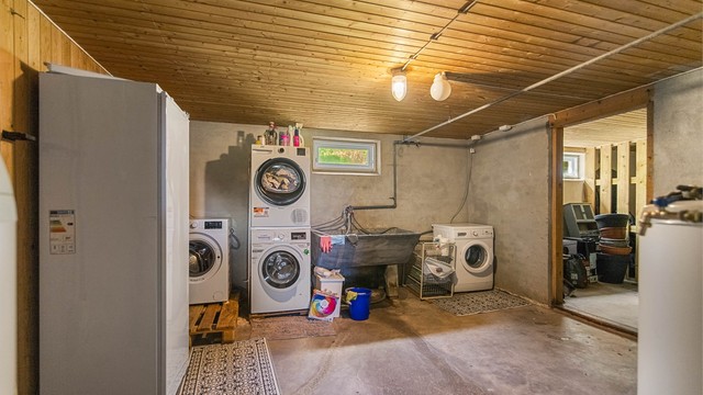 I kjelleren er det felles vaskerom og to boder som tilhører leiligheten.