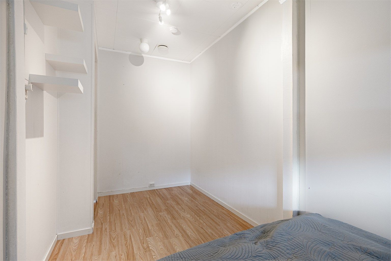 Dette rommet er i dag innredet som soverom og har laminat på gulvet.