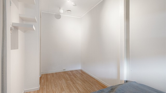 Dette rommet er i dag innredet som soverom og har laminat på gulvet.