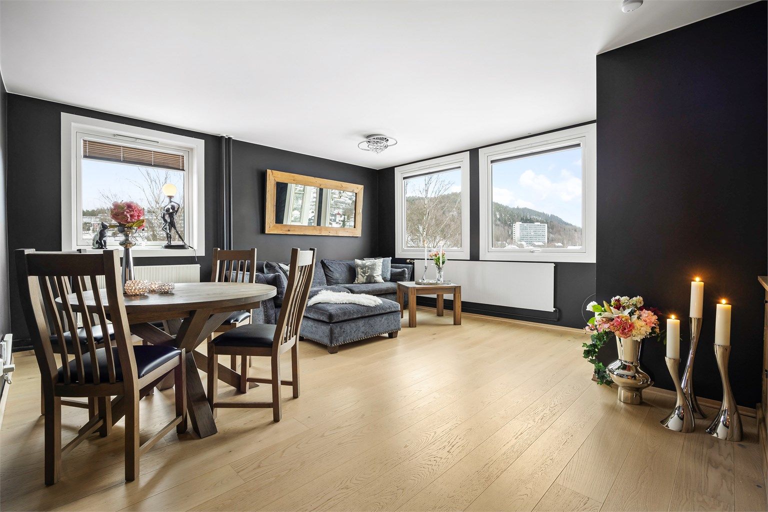 Stuen har plass til både sofagruppe og spiseplass, med gjennomgående parkett på gulvet.
Foto: Stine Prøitz Jørgensen