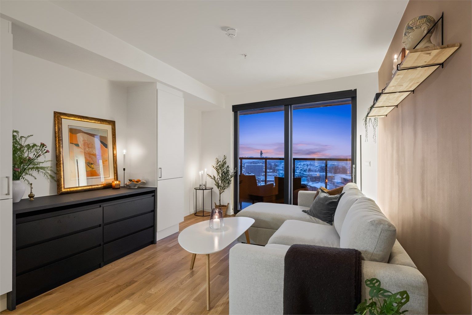 Leiligheten har en åpen og sosial planløsning med direkte utgang til balkong.