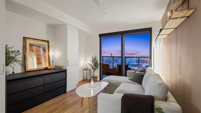 Leiligheten har en åpen og sosial planløsning med direkte utgang til balkong.