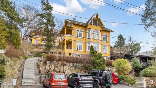 Leiligheten har vedtektsfestet bruksrett på en parkeringsplass på felles gårdsplass. Det er lagt ny strømledning til parkeringsplasser for evt. montering av elbillader