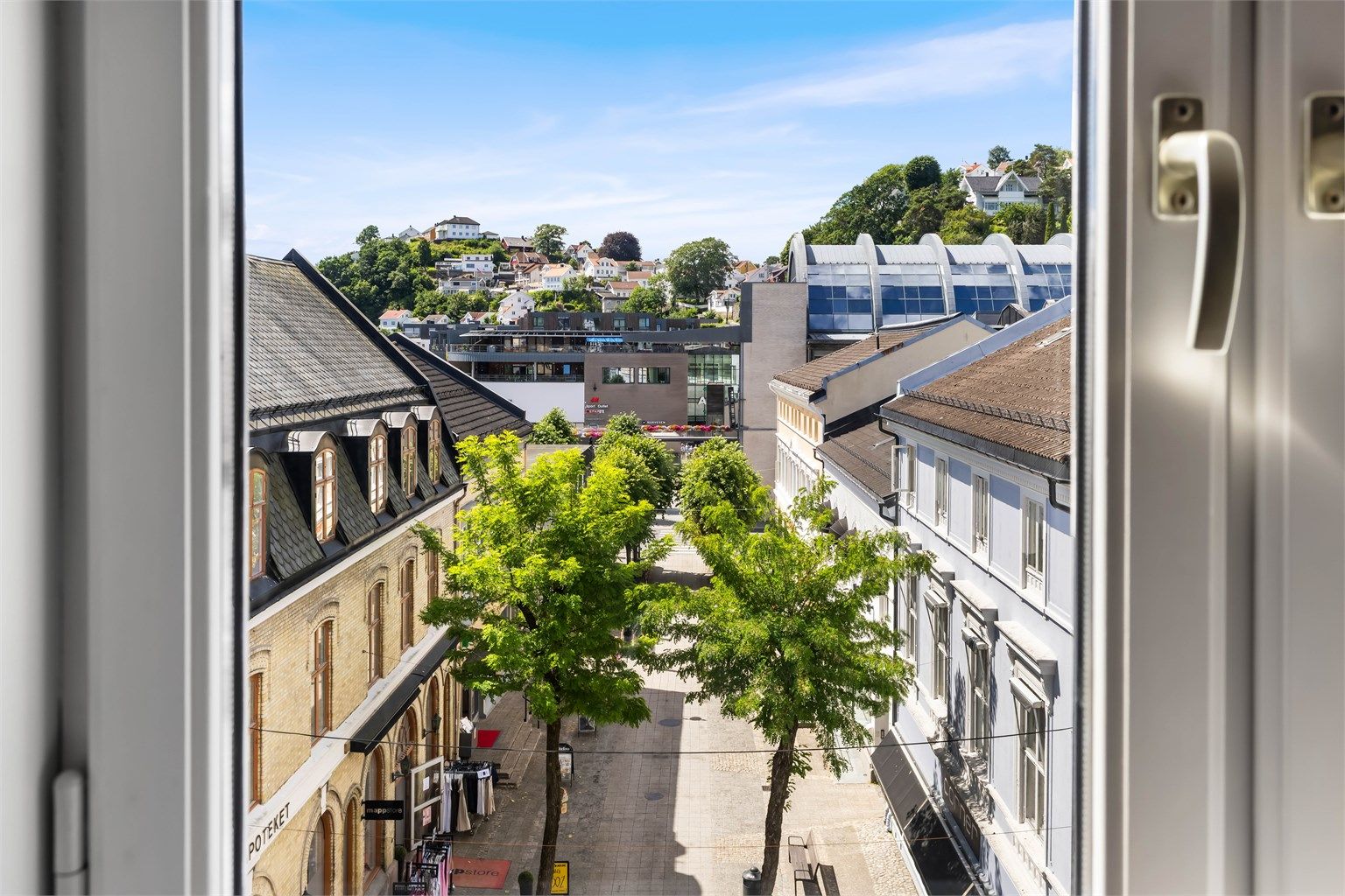 Fra vinduene ser man ut over bylivet i Arendal sentrum. Utsikten er flott uansett sesong!