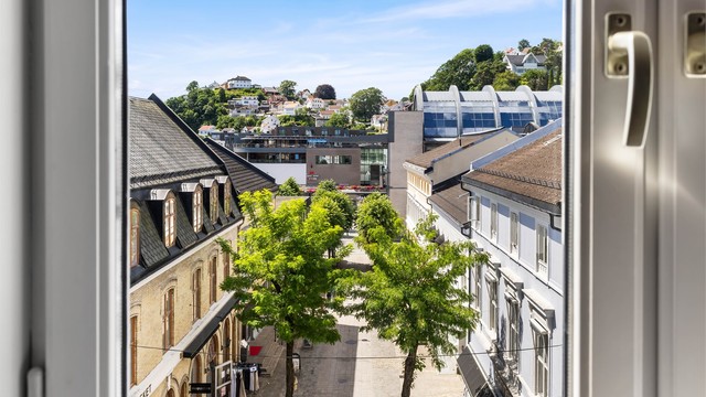 Fra vinduene ser man ut over bylivet i Arendal sentrum. Utsikten er flott uansett sesong!