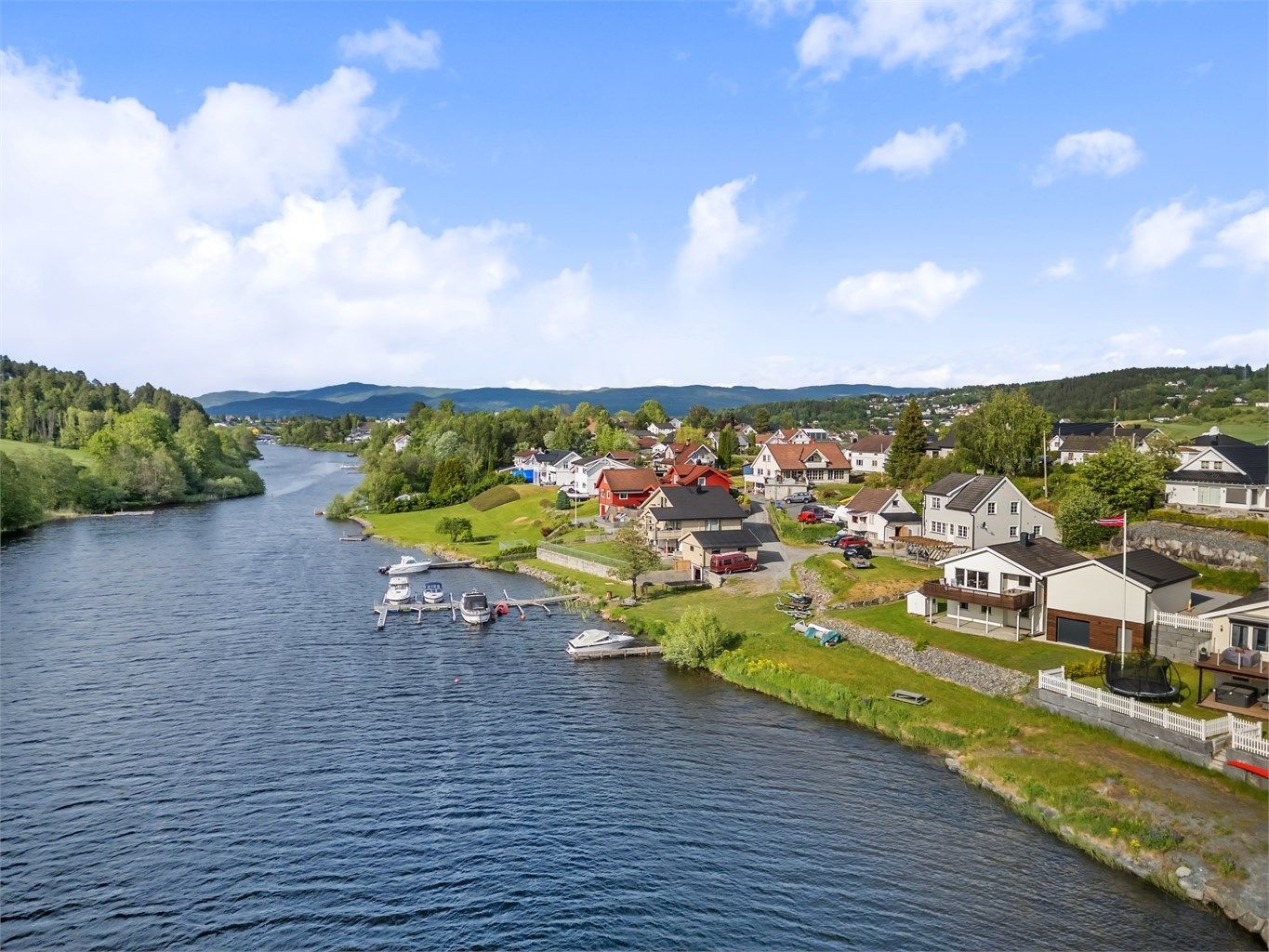 Beliggende kun ca. 1,5 km fra Vestfossen sentrum med jernbanestasjon
