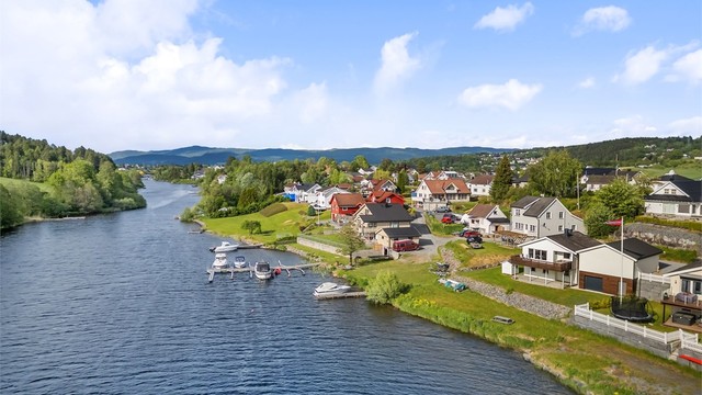 Beliggende kun ca. 1,5 km fra Vestfossen sentrum med jernbanestasjon