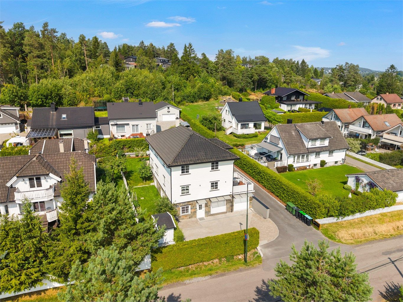 Boligen har en svært romslig gårdsplass med god plass til flere biler. Gårdsplassen er pent opparbeidet med belegningsstein.