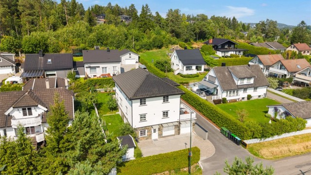 Boligen har en svært romslig gårdsplass med god plass til flere biler. Gårdsplassen er pent opparbeidet med belegningsstein.