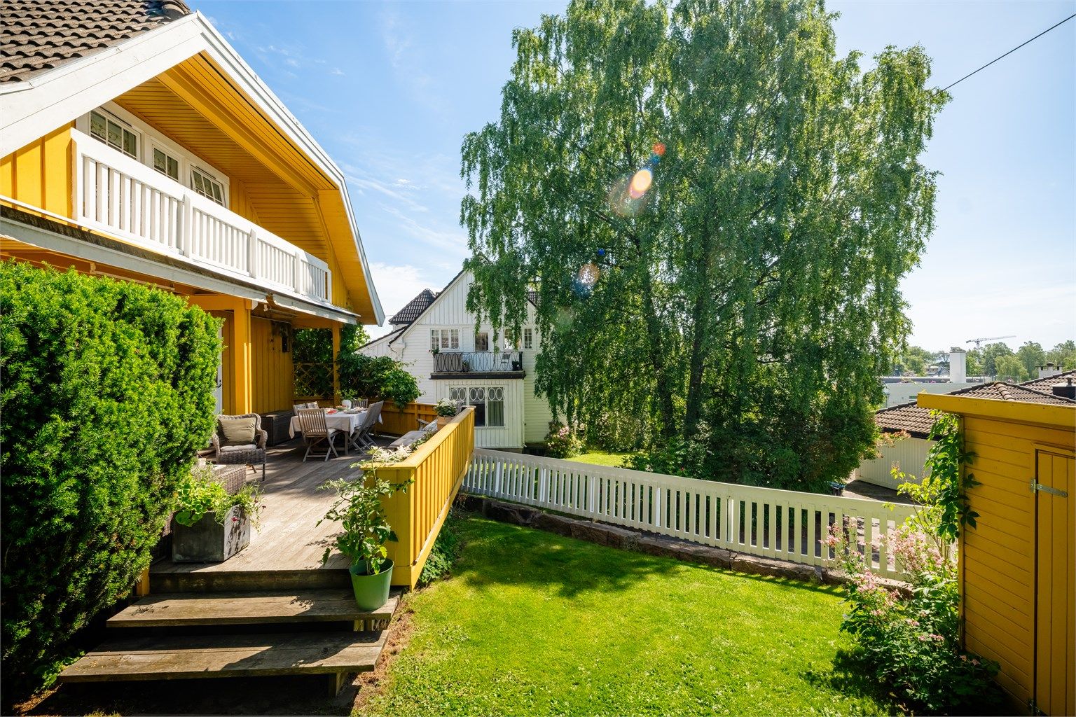 Stor, solrik og usjenert uteplass med direkte adkomst fra inngangspartiet eller stuen. 
