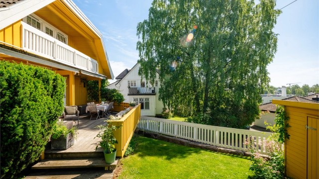 Stor, solrik og usjenert uteplass med direkte adkomst fra inngangspartiet eller stuen.