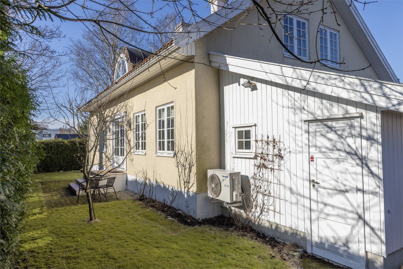 Hagen er lettstelt og lite eksponert. Langs sørveggen er det sol store deler av dagen sommerstid.