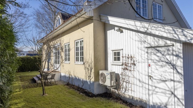 Hagen er lettstelt og lite eksponert. Langs sørveggen er det sol store deler av dagen sommerstid.