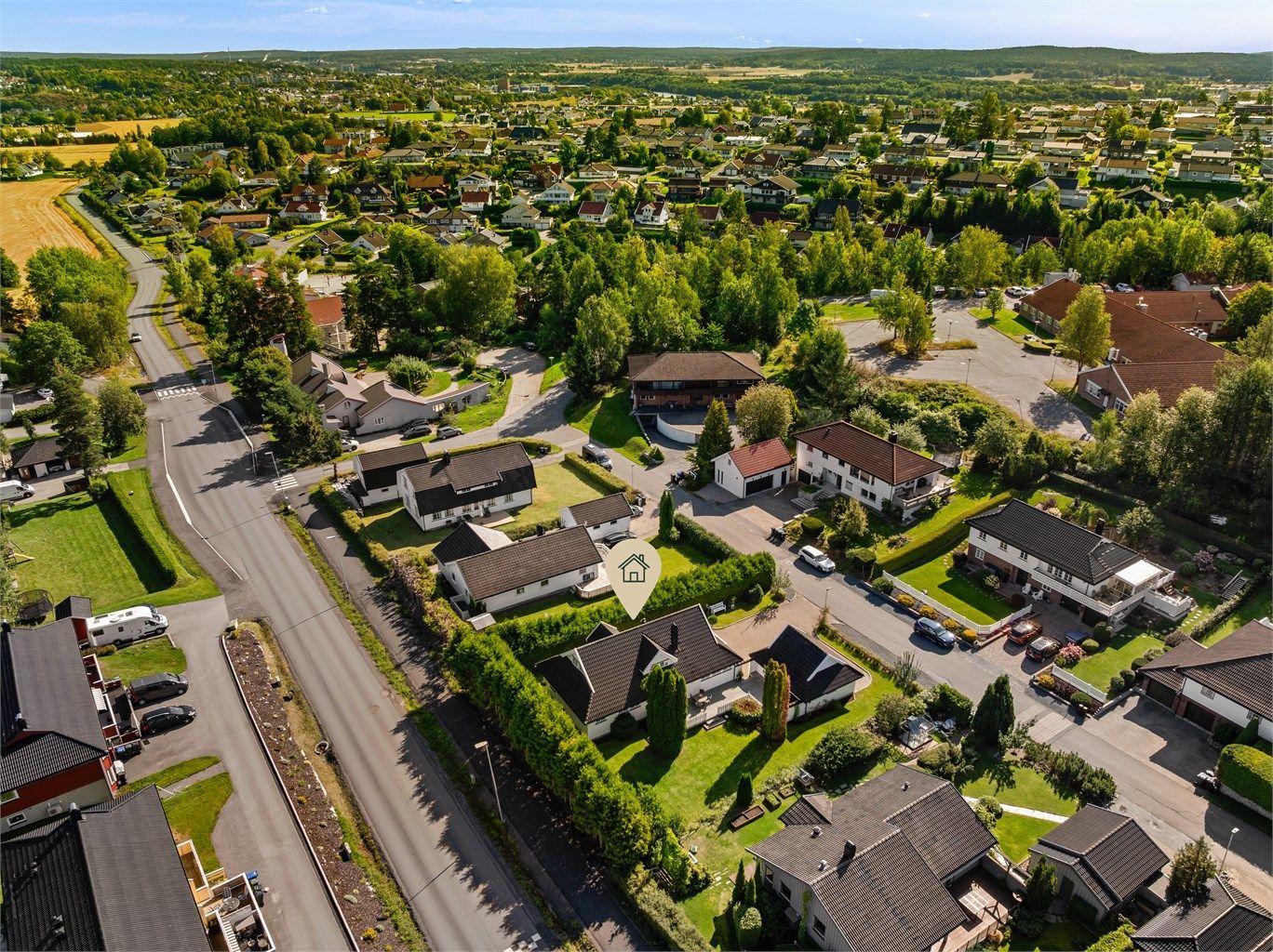 Eiendommen er en del av det veletablerte og meget barnevennlige boligområdet Rekustad, på kanten til Fredrikstadmarka.