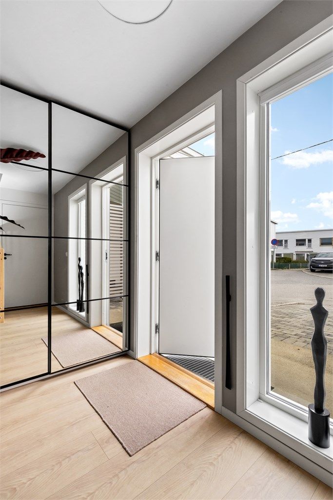 Entréen er lys og innbydende med god plass til garderobeløsninger.