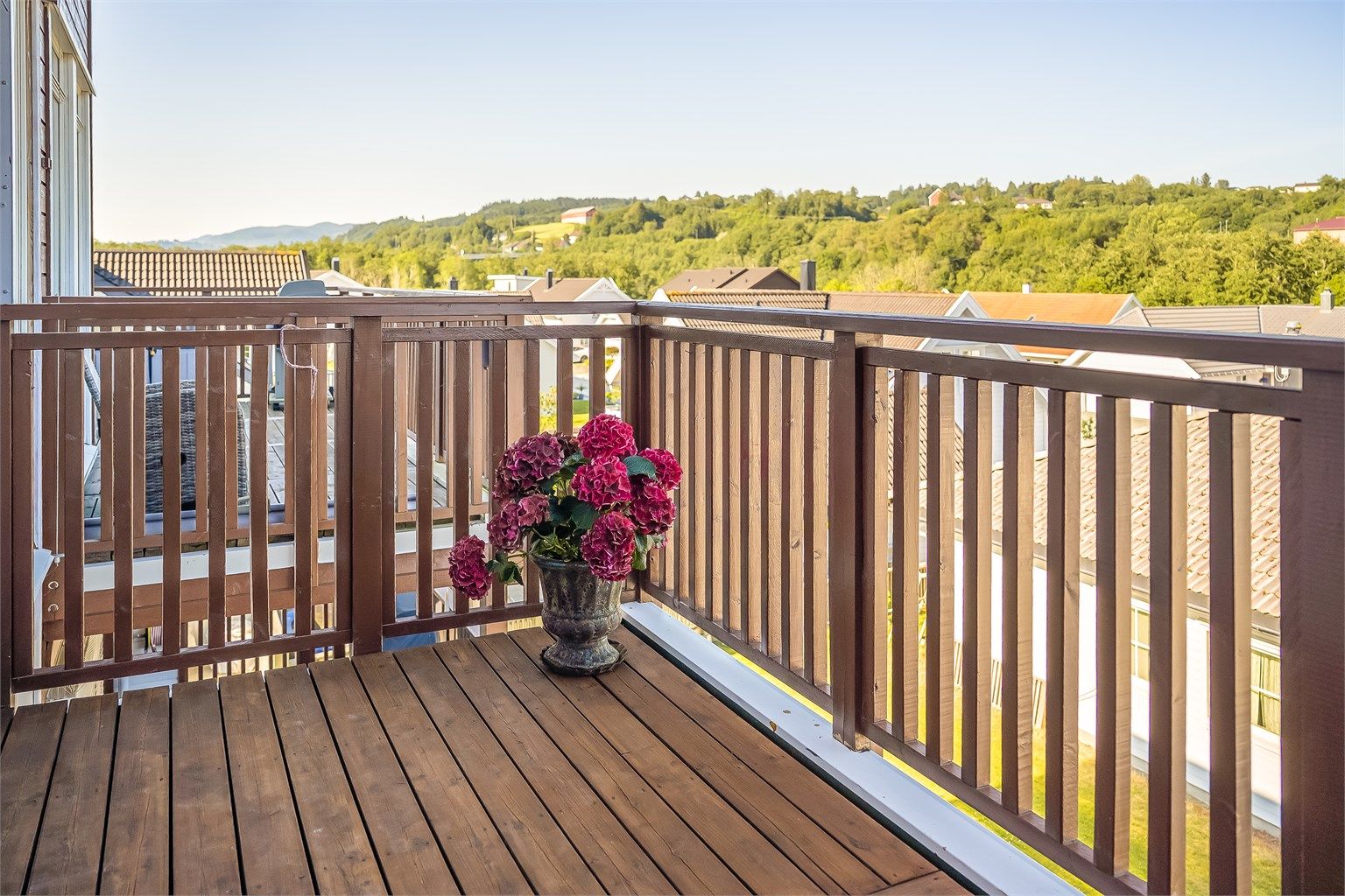 Her har man god plass til ønsket utemøblement og grill. Selger opplyser om solgang fra ca. kl. 10:00 - 23:00 på sommerstid. 