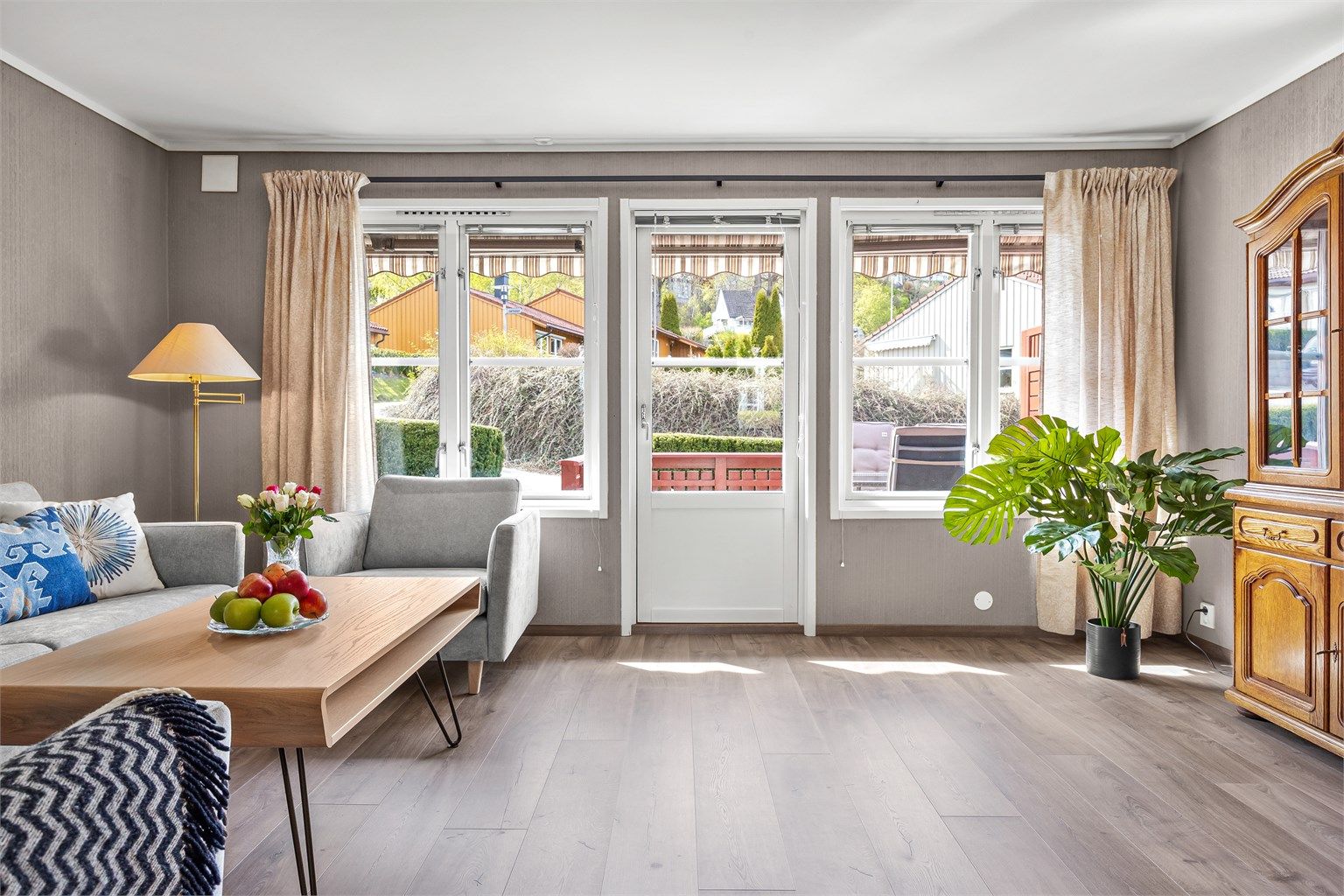 Rommet har store vindusflater som gir godt med naturlig lysinnslipp