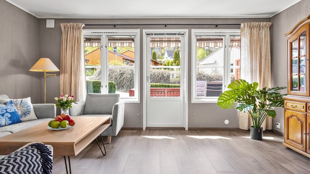 Rommet har store vindusflater som gir godt med naturlig lysinnslipp