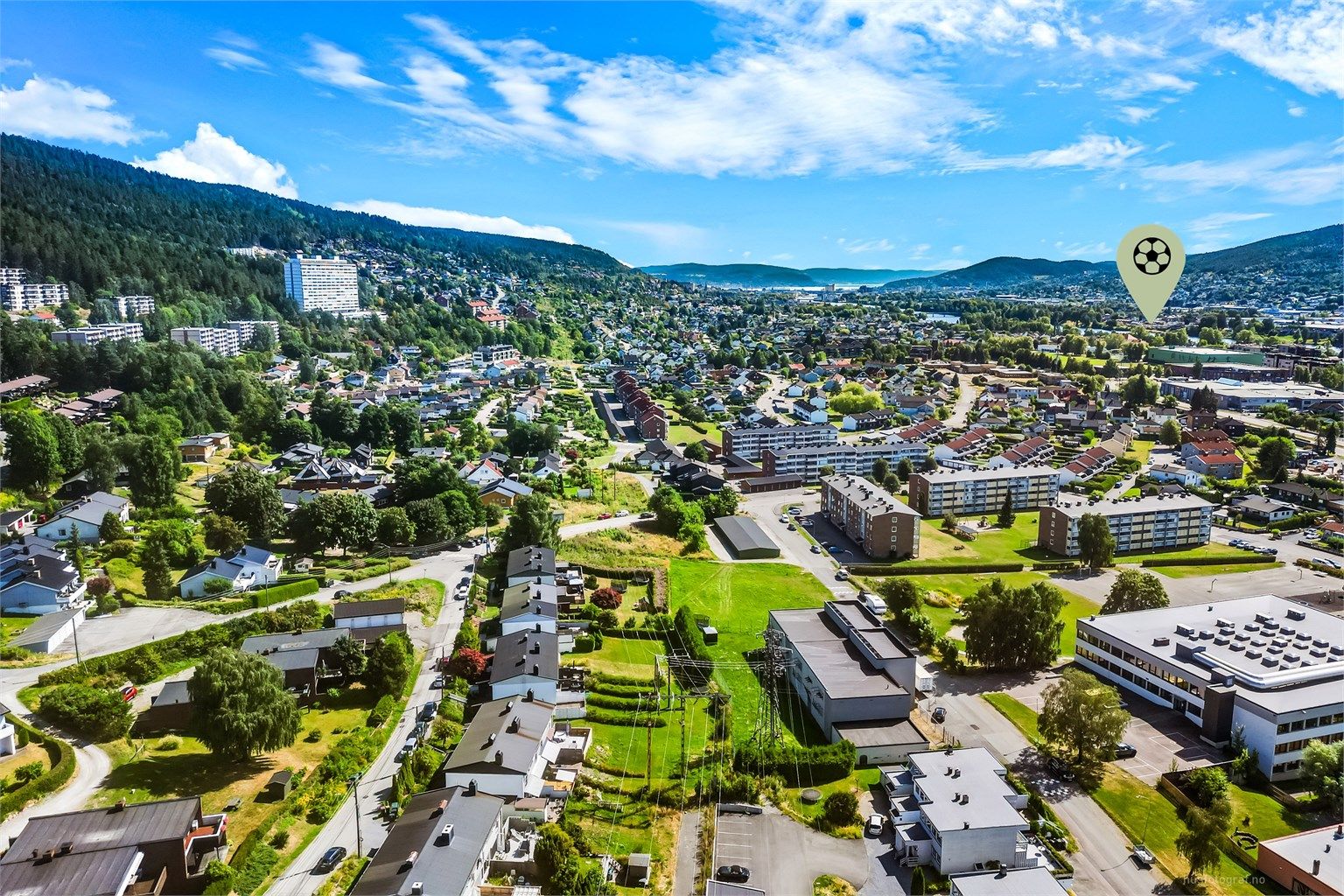 Og Åssiden idrettspark med kunstgressbane og flere gressbaner. 