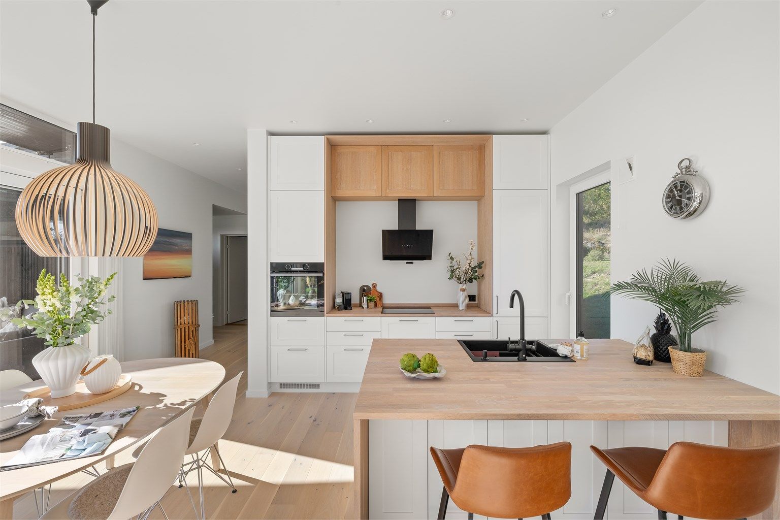 Kjøkkenet har en stor øy på 120x180 cm som skiller sonene i allrommet.