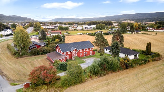 Romslig låve med tilstøtende bod på til sammen ca. 256 kvm gulvfalte i 1. etasje
Foto: Emotional Landscape Production Ole Thoresen
