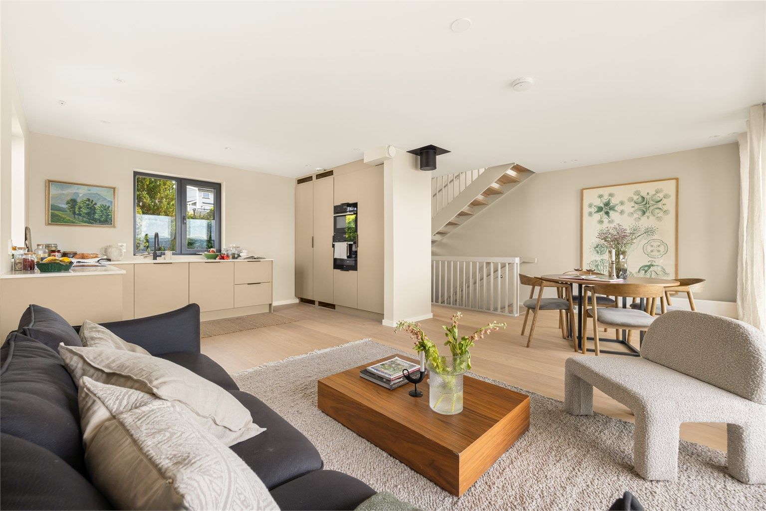 Lys og trivelig stue med åpen løsning mot kjøkkenet (samtlige bilder i annonsen er fra nabohuset vegg-i-vegg)