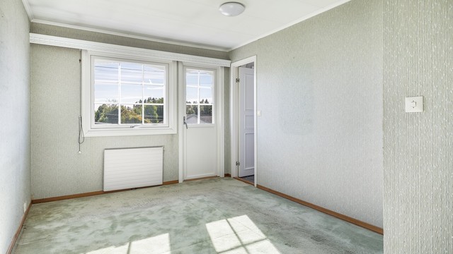 I det nesten 18 kvm. store hovedsoverommet får du direkte tilgang til både badet og altanen.