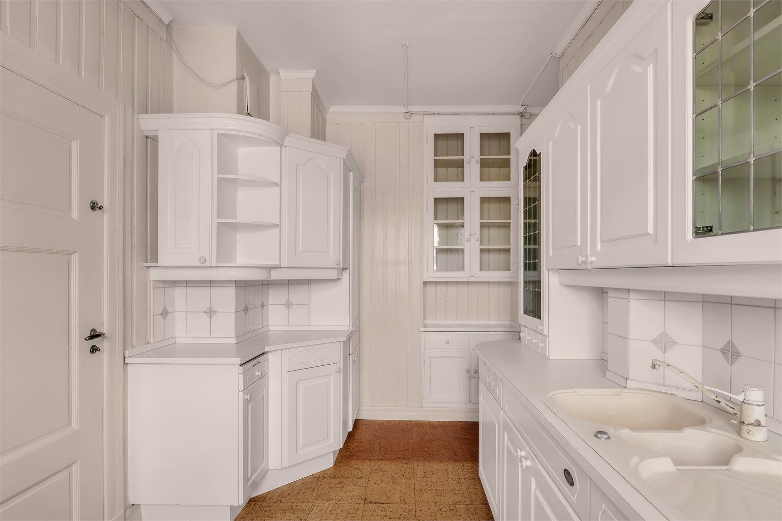 Her er kjøkkenet holdt i en praktisk separat løsning, noe som skaper en naturlig og fin sone for matlagingen. 