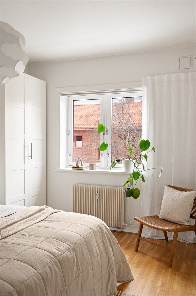 Det er dype vinduskarmer i hele leiligheten, perfekt for dekor/oppbevaring.