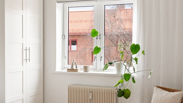 Det er dype vinduskarmer i hele leiligheten, perfekt for dekor/oppbevaring.