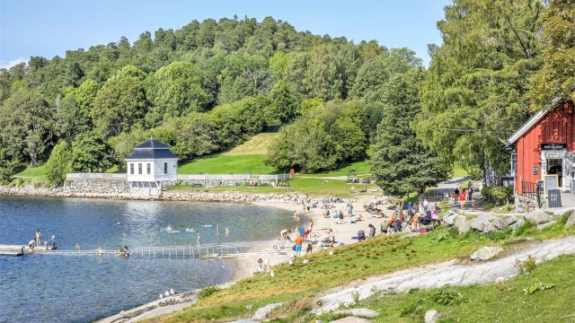 Kort kjøretur til Hvervenbukta, som er en flott badeplass på sommeren