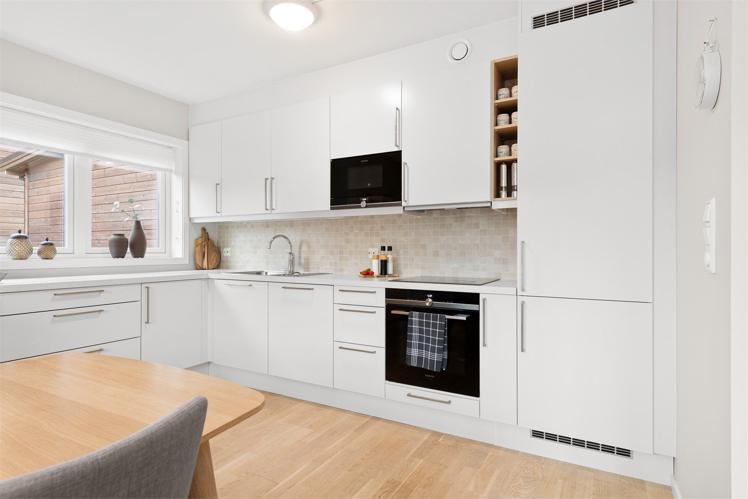 Kjøkkenet er utstyrt med kjøl/fryseskap, oppvaskmaskin, induksjonstopp, mikro, vannstoppsystem og komfyrvakt.