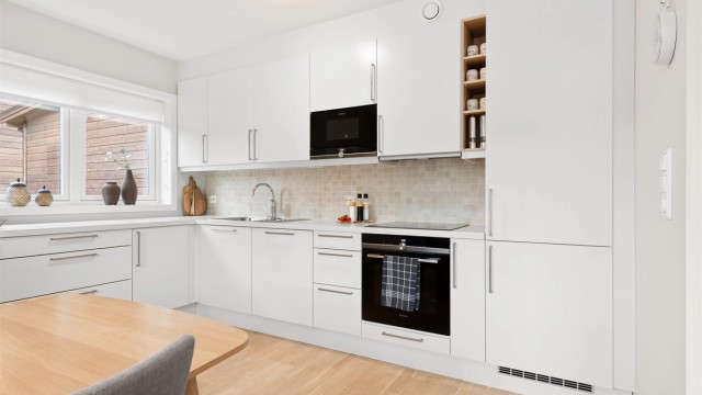 Kjøkkenet er utstyrt med kjøl/fryseskap, oppvaskmaskin, induksjonstopp, mikro, vannstoppsystem og komfyrvakt.