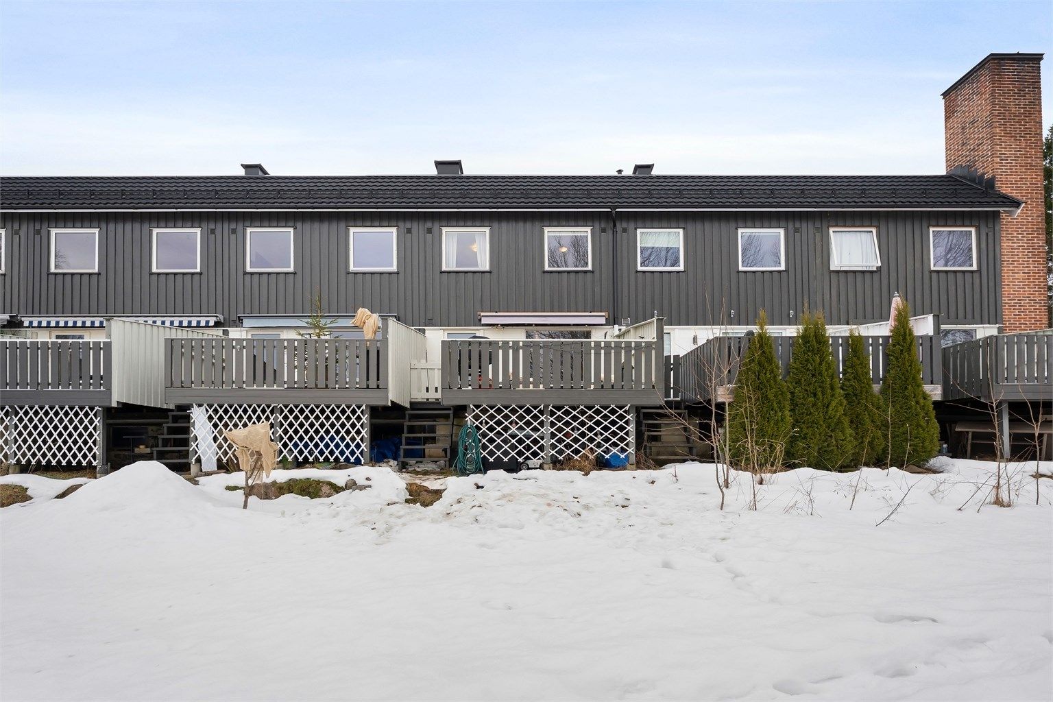 Et flott rekkehus med en tilbaketrukket og barnevennlig beliggenhet.