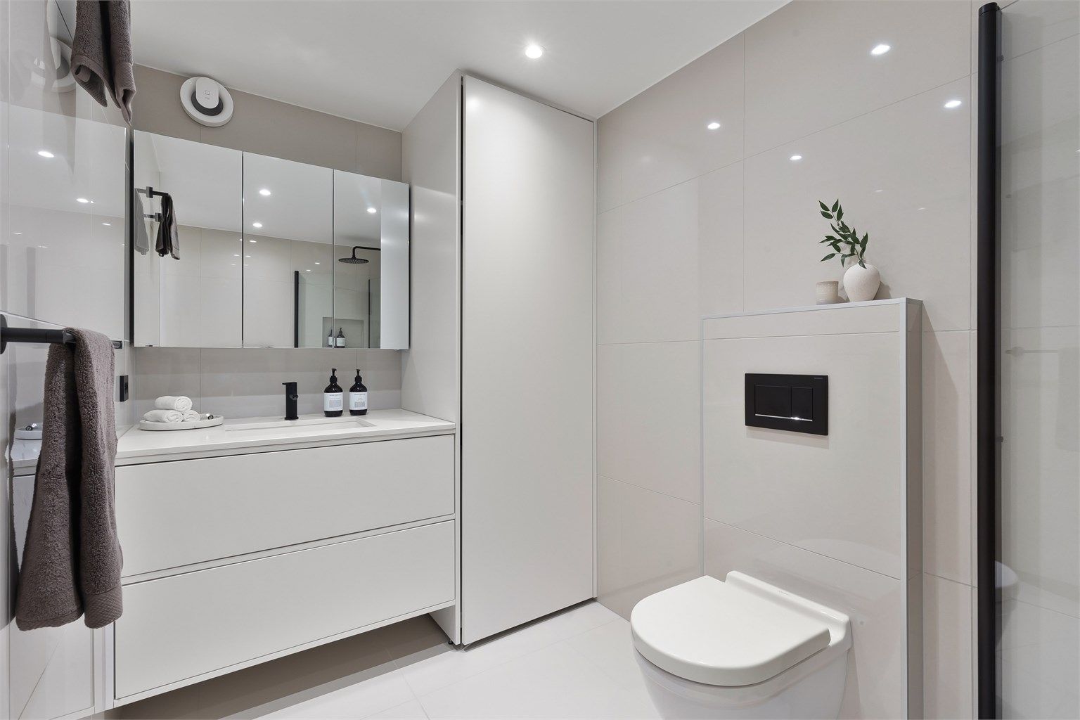 Moderne og pent oppusset baderom fra 2021 med gulvvarme og downlights