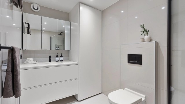Moderne og pent oppusset baderom fra 2021 med gulvvarme og downlights