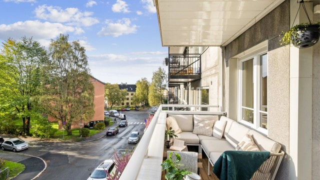 Velkommen til Birch-Reichenwalds gate 35! Lys 3-roms hjørneleilighet med stor balkong i rolig boligområde. Lekkert kjøkken fra 2024, bad 2017. Fyring og vv inkl.