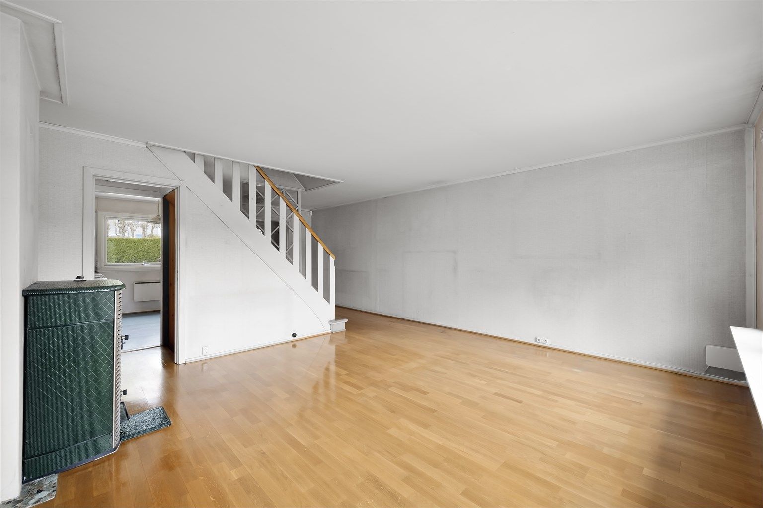 Stuen har god plass til møblering og er et naturlig samlingspunkt i boligen.
