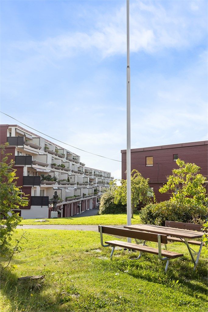 Fellesområdene er pent opparbeidet med plenarealer og sittegrupper.