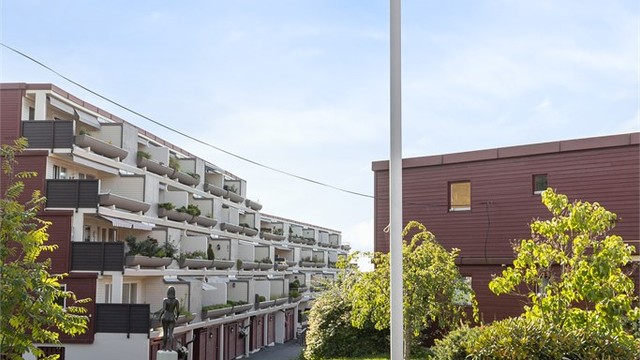 Fellesområdene er pent opparbeidet med plenarealer og sittegrupper.