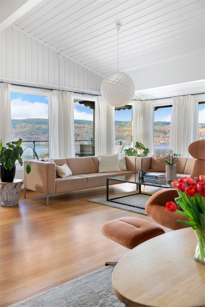 Den gode takhøyden og de store vinduene bidrar til en luftig romfølelse.