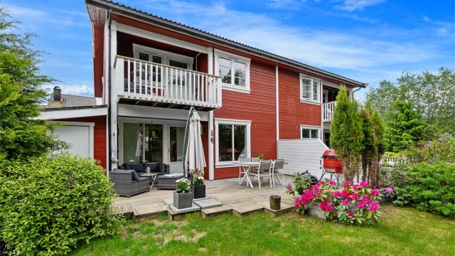 Etter arbeidsdagen nytes dagene i en skjermet hage; en grønn oase med gode solfforhold.