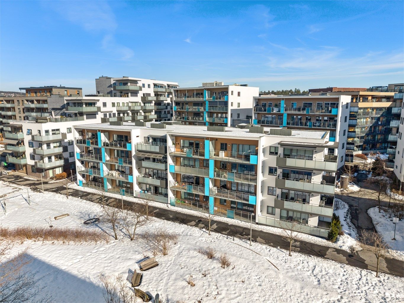 Leiligheten ligger i byggets 3-etasje og er plassert sentralt i Lørenskog.